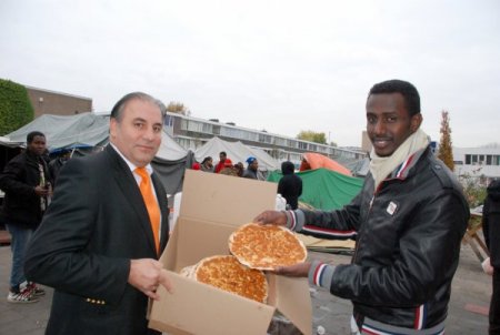 Hollandalı Türk İşadamlarından Müslüman mültecilere lahmacun yardımı