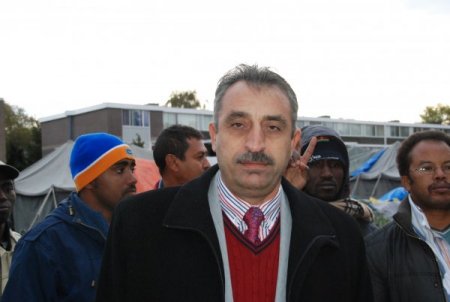 Hollandalı Türkler bayramda sokakta kalan mültecileri de unutmadı