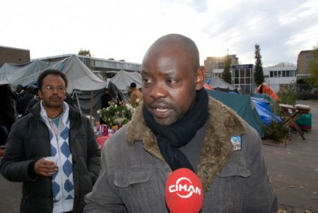 Hollandalı Türkler bayramda sokakta kalan mültecileri de unutmadı