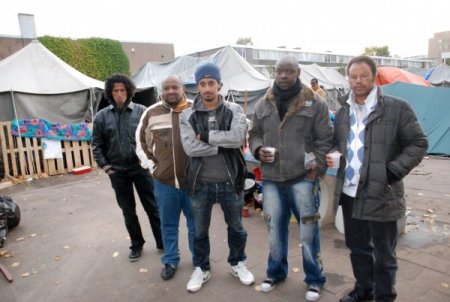 Hollandalı Türkler bayramda sokakta kalan mültecileri de unutmadı