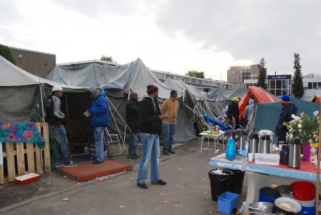 Hollandalı Türkler bayramda sokakta kalan mültecileri de unutmadı