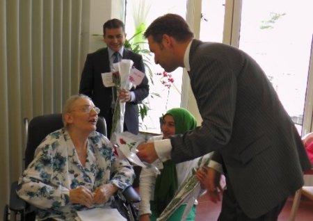 Hollandalı Türkler huzurevindeki anneleri ziyaret etti