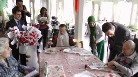 Hollandalı Türkler huzurevindeki anneleri ziyaret etti