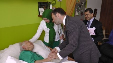 Hollandalı Türkler huzurevindeki anneleri ziyaret etti