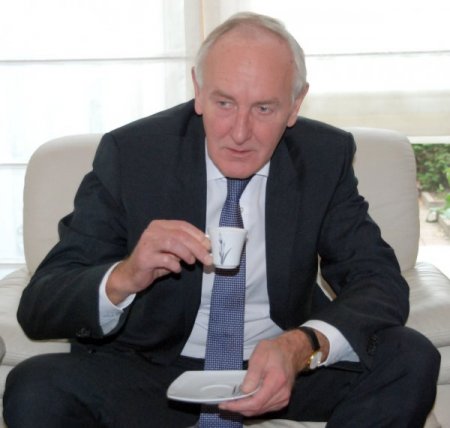 Hollandalı Vali Türk aileyi evinde ziyaret etti, Türk kahvesi içti