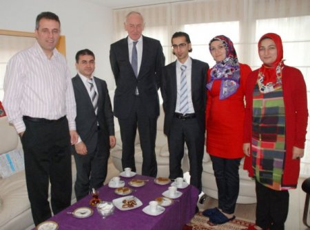 Hollandalı Vali Türk aileyi evinde ziyaret etti, Türk kahvesi içti