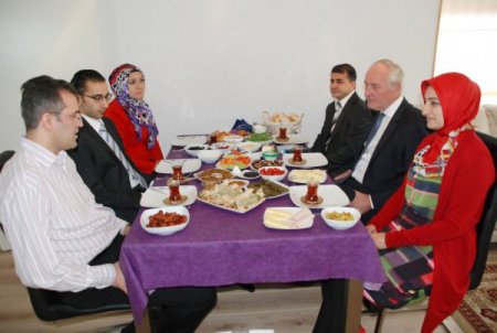 Hollandalı Vali Türk aileyi evinde ziyaret etti, Türk kahvesi içti