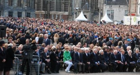 Hollanda'nın yeni Kral ve Kraliçesi, 'Ulusal Anma' günü törenine katıldı