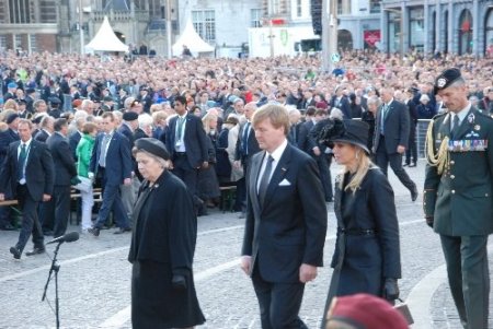 Hollanda'nın yeni Kral ve Kraliçesi, 'Ulusal Anma' günü törenine katıldı