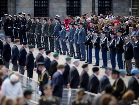 Hollanda'nın yeni Kral ve Kraliçesi, 'Ulusal Anma' günü törenine katıldı