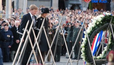 Hollanda'nın yeni Kral ve Kraliçesi, 'Ulusal Anma' günü törenine katıldı