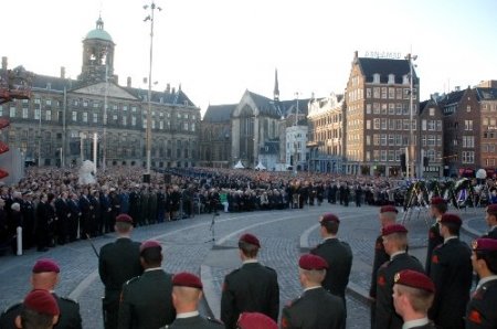 Hollanda'nın yeni Kral ve Kraliçesi, 'Ulusal Anma' günü törenine katıldı