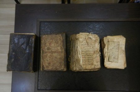 Hopa'da 4 kişi tarihi eser niteliğindeki 4 kitapla yakalandı