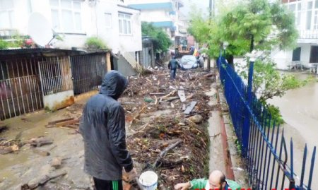Hopa'da sağanak yağış sel baskınlarına neden oldu
