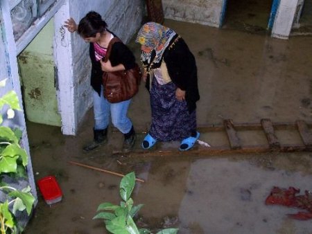 Horasan'da Evleri Su Bastı
