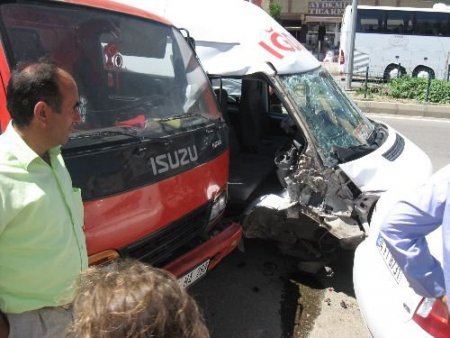 Horasan'da Kaza: 3 Yaralı