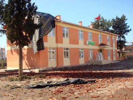 Hortum, Okul Çatısını Uçurdu