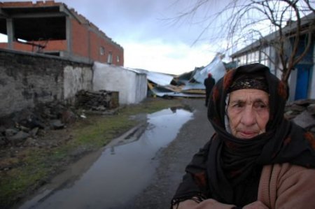 Hortum Arıları Ve Çatıları Yuttu