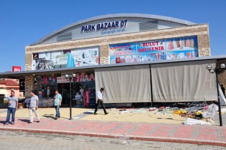 Hortum iş yerlerini vurdu, zarar 300 bin lira