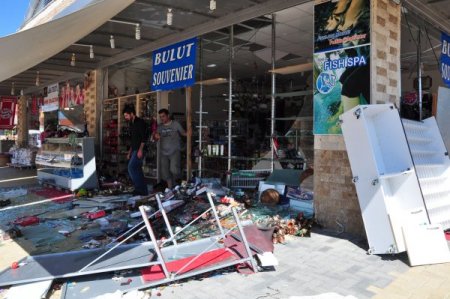 Hortum iş yerlerini vurdu, zarar 300 bin lira