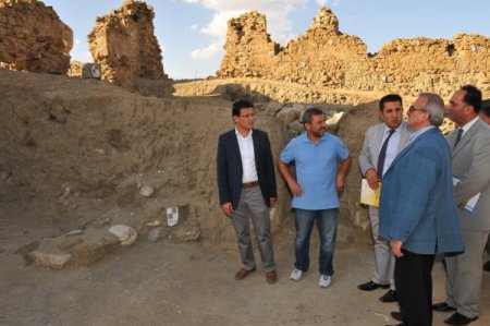 Hoşap Kalesi, İshakpaşa Sarayı'na rakip