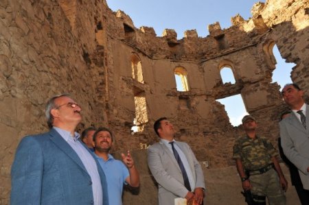 Hoşap Kalesi, İshakpaşa Sarayı'na rakip