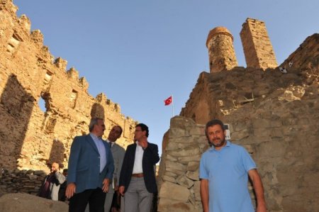 Hoşap Kalesi, İshakpaşa Sarayı'na rakip
