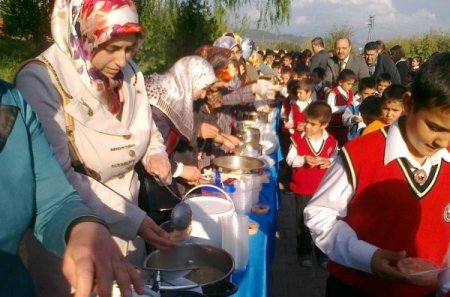 Hoşgörü’den kardeş okula aşure