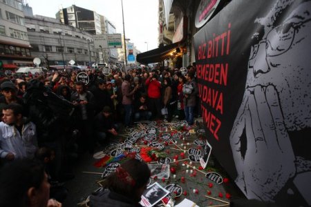 Hrant Dink'i yağmur altında andılar