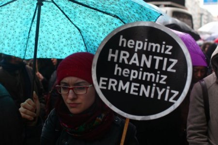 Hrant Dink'i yağmur altında andılar