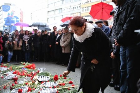 Hrant Dink'i yağmur altında andılar