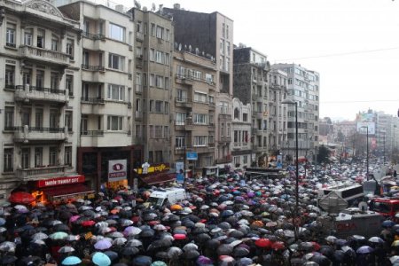 Hrant Dink'i yağmur altında andılar