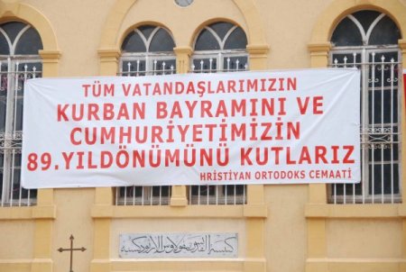 Hristiyan cemaatlerinden çifte pankartlı bayram kutlaması