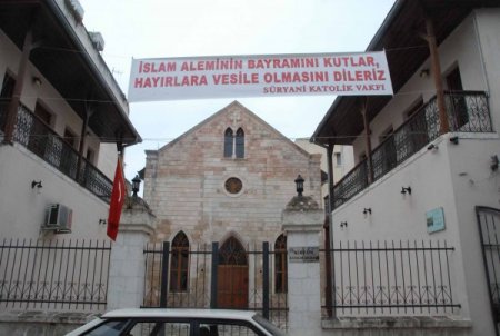 Hristiyan cemaatlerinden çifte pankartlı bayram kutlaması