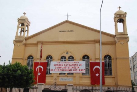 Hristiyan cemaatlerinden çifte pankartlı bayram kutlaması