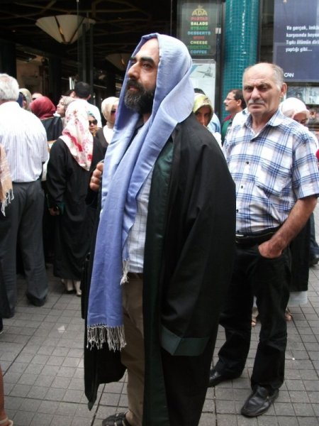 Hukukçular, İstanbul Barosu’nun Başörtü Yasağını Protesto Etti