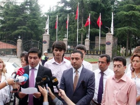 Hukukçular, Orduevi Önünde Balyoz Sanıklarının Teslim Edilmesini İstedi