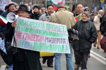 Hükümetin istifası halkın öfkesini dindirmedi