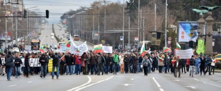 Hükümetin istifası halkın öfkesini dindirmedi