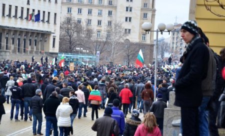 Hükümetin istifası halkın öfkesini dindirmedi