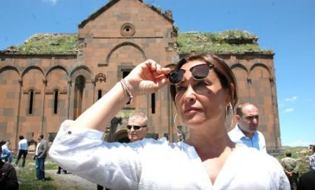 Hülya Avşar, Katedral Kilisesi'nde Şarkı Söyledi