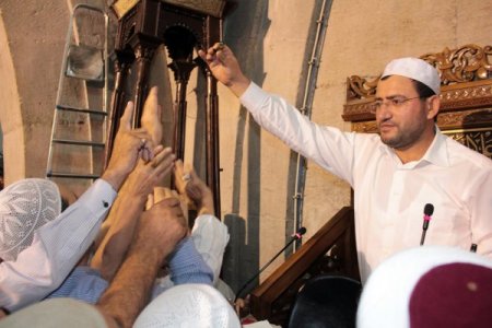 Hunat Camii’nde Sakal-ı Şerif İzdihamı