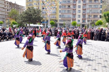 Hünerlerini fakir öğrencilere burs vermek için gösterdiler