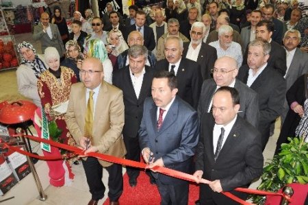 Hünerlerini fakir öğrencilere burs vermek için gösterdiler