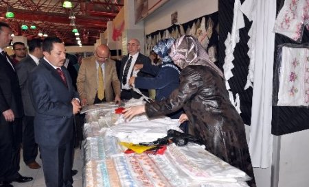 Hünerlerini fakir öğrencilere burs vermek için gösterdiler