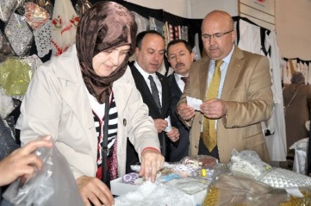 Hünerlerini fakir öğrencilere burs vermek için gösterdiler