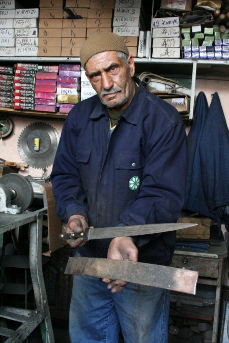 Hurda metalleri işleyip geri dönüşüme kazandırıyor