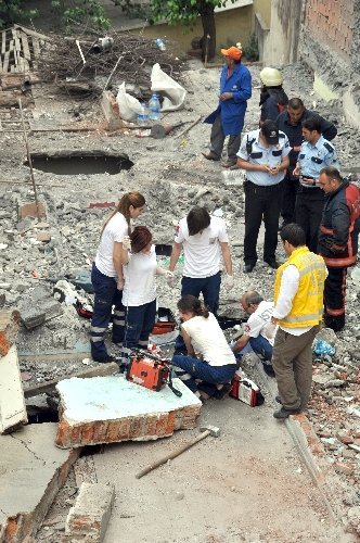 Hurdacı, beton bloğun altında kaldı