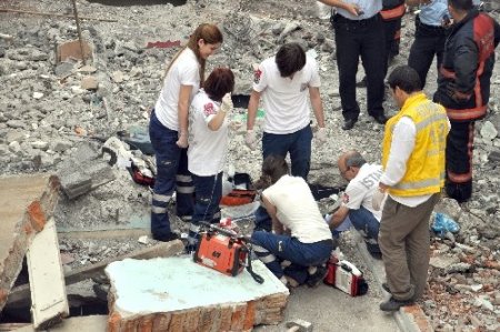 Hurdacı, beton bloğun altında kaldı