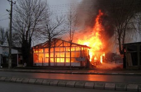 Hurdacıda Çıkan Yangında Büro İle Hurda Malzeme Bölümü Yandı